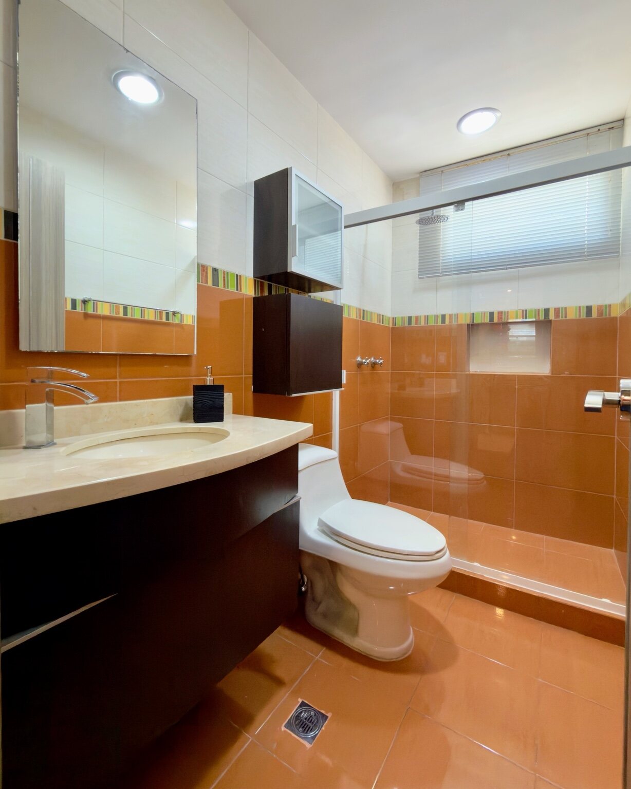 Baño privado en tonos cálidos