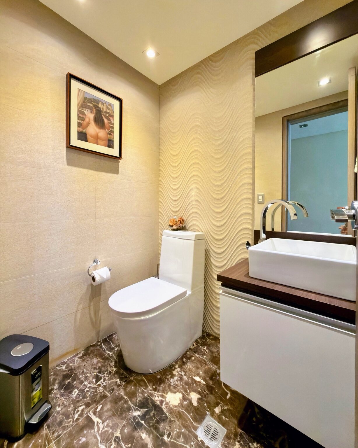 Baño de visitas con revestimiento texturizado