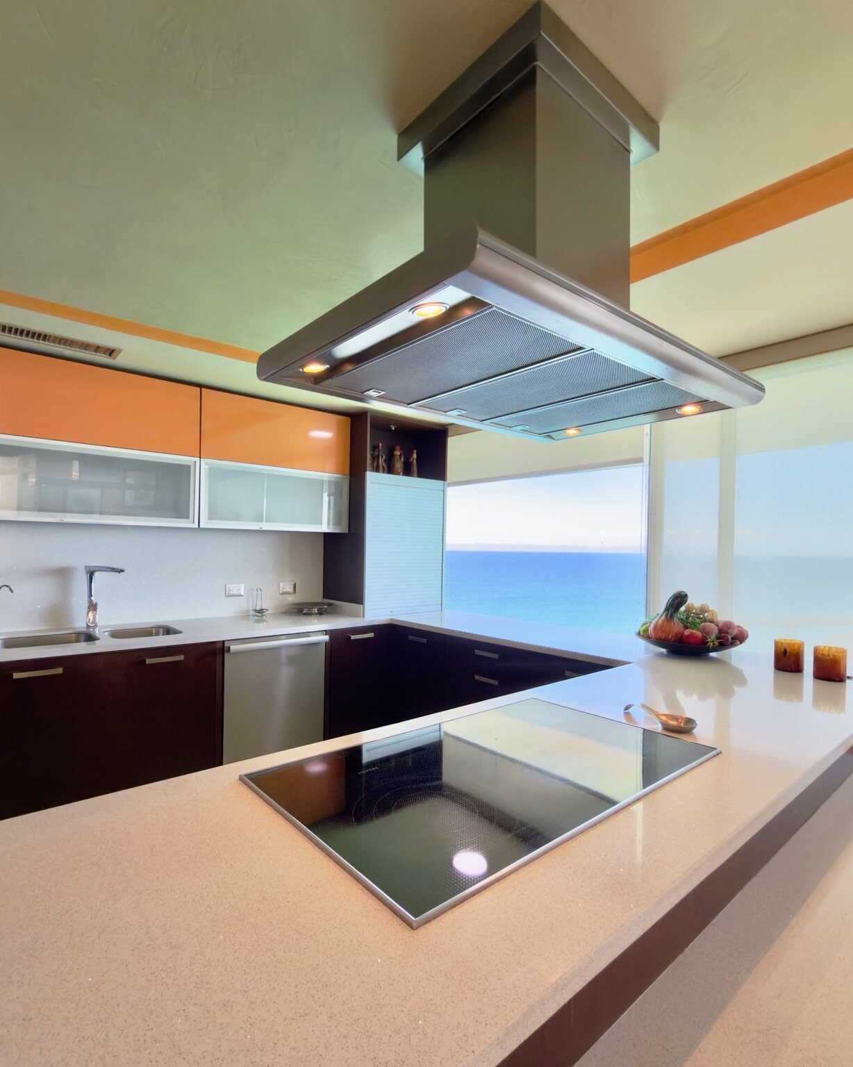 Tope de cocina con vista al mar