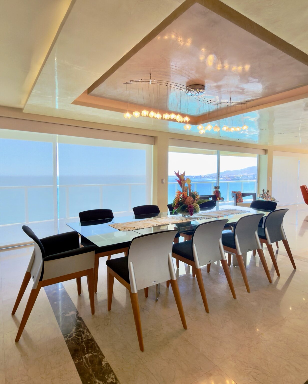 Comedor junto a ventanales con vista al mar