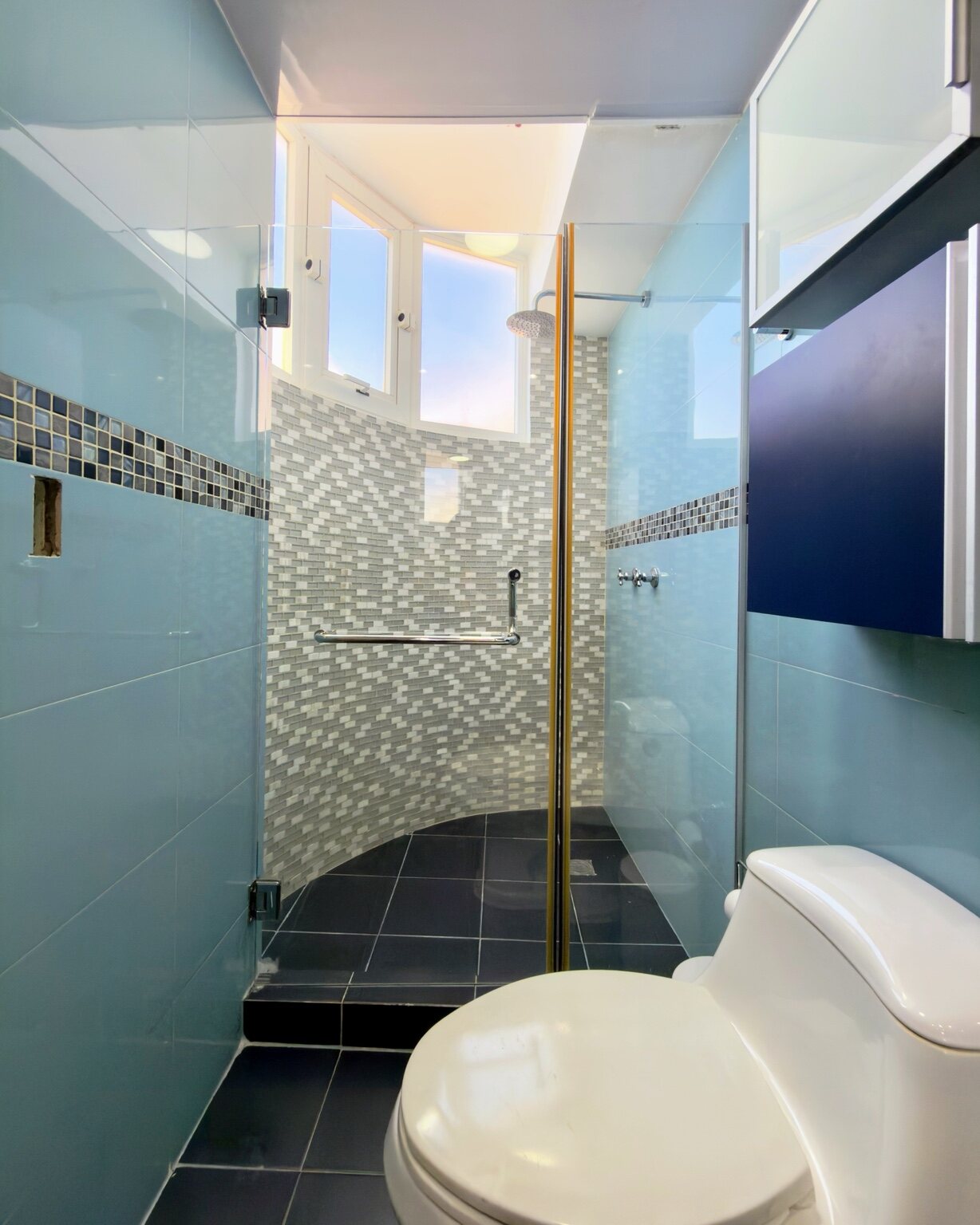 Ducha de vidrio del baño privado