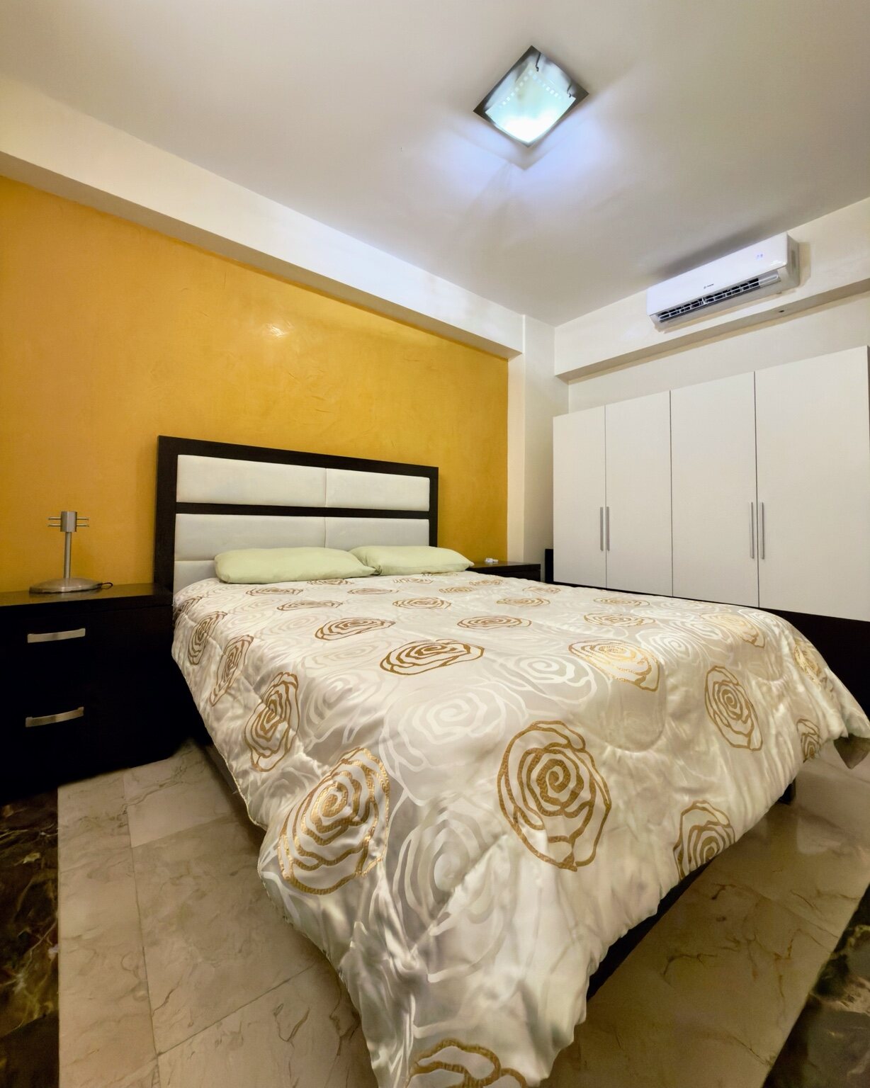 Habitación auxiliar con mobiliario