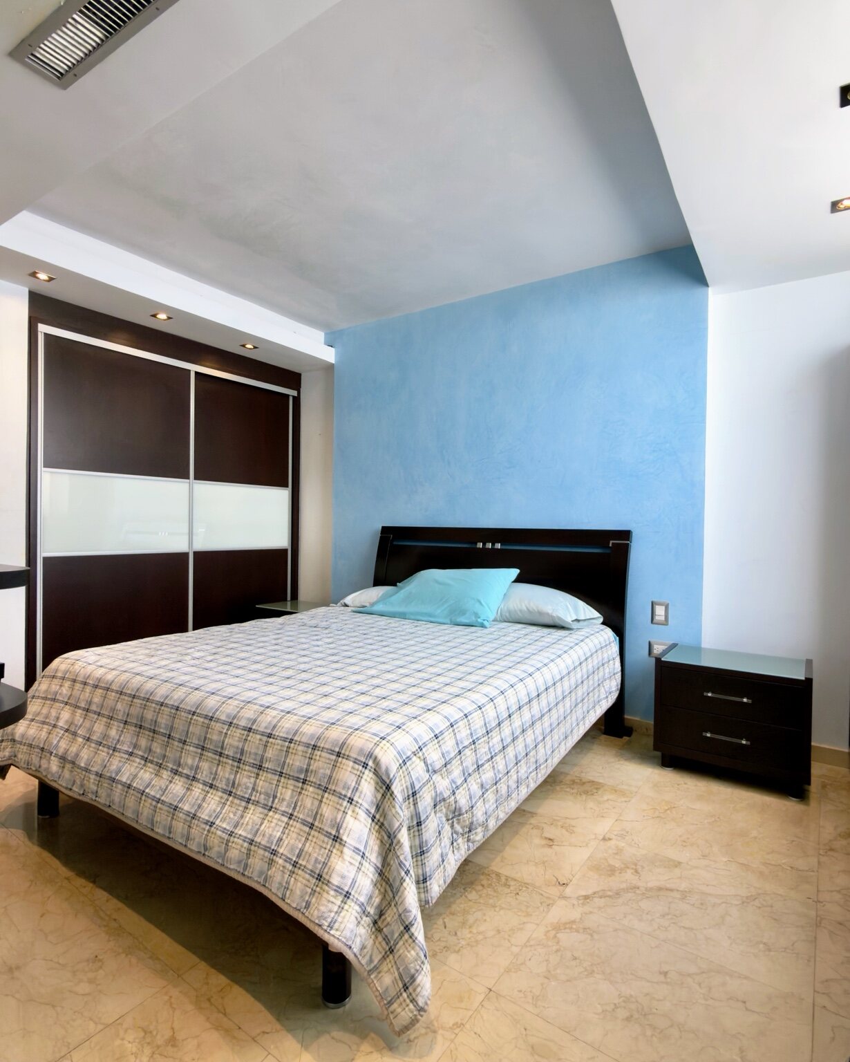 Tercera habitación auxiliar con escritorio