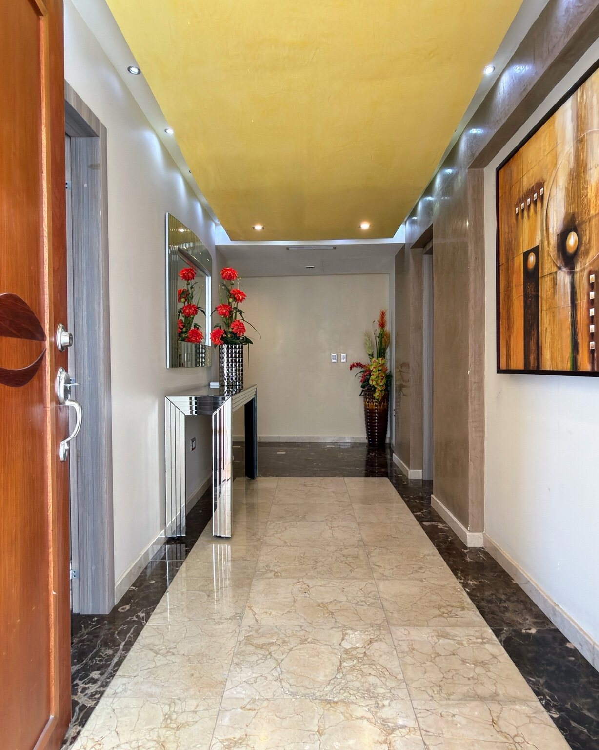 Hall de entrada con pisos de mármol