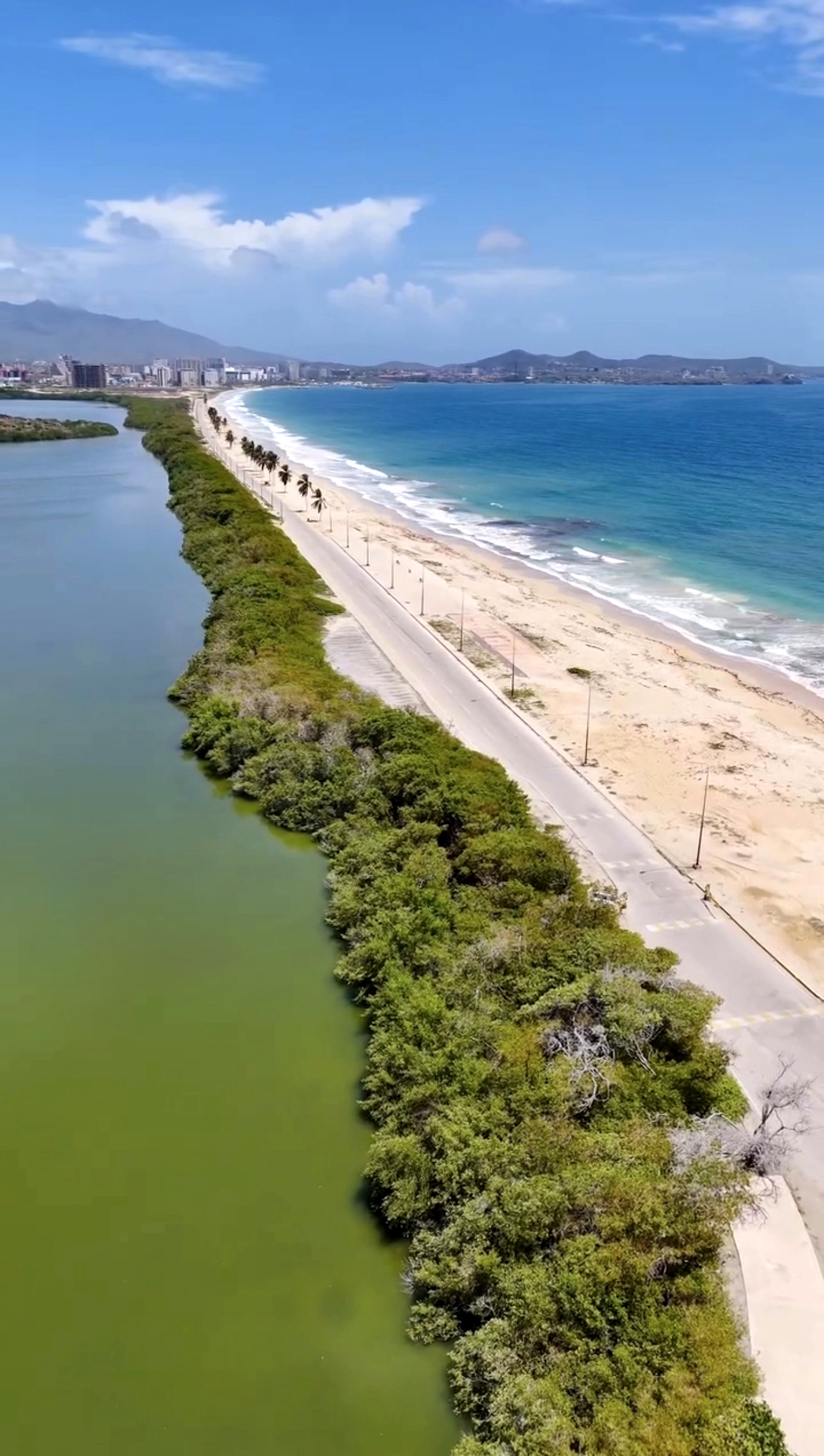 Vista aérea de La Caracola, el mar y la laguna