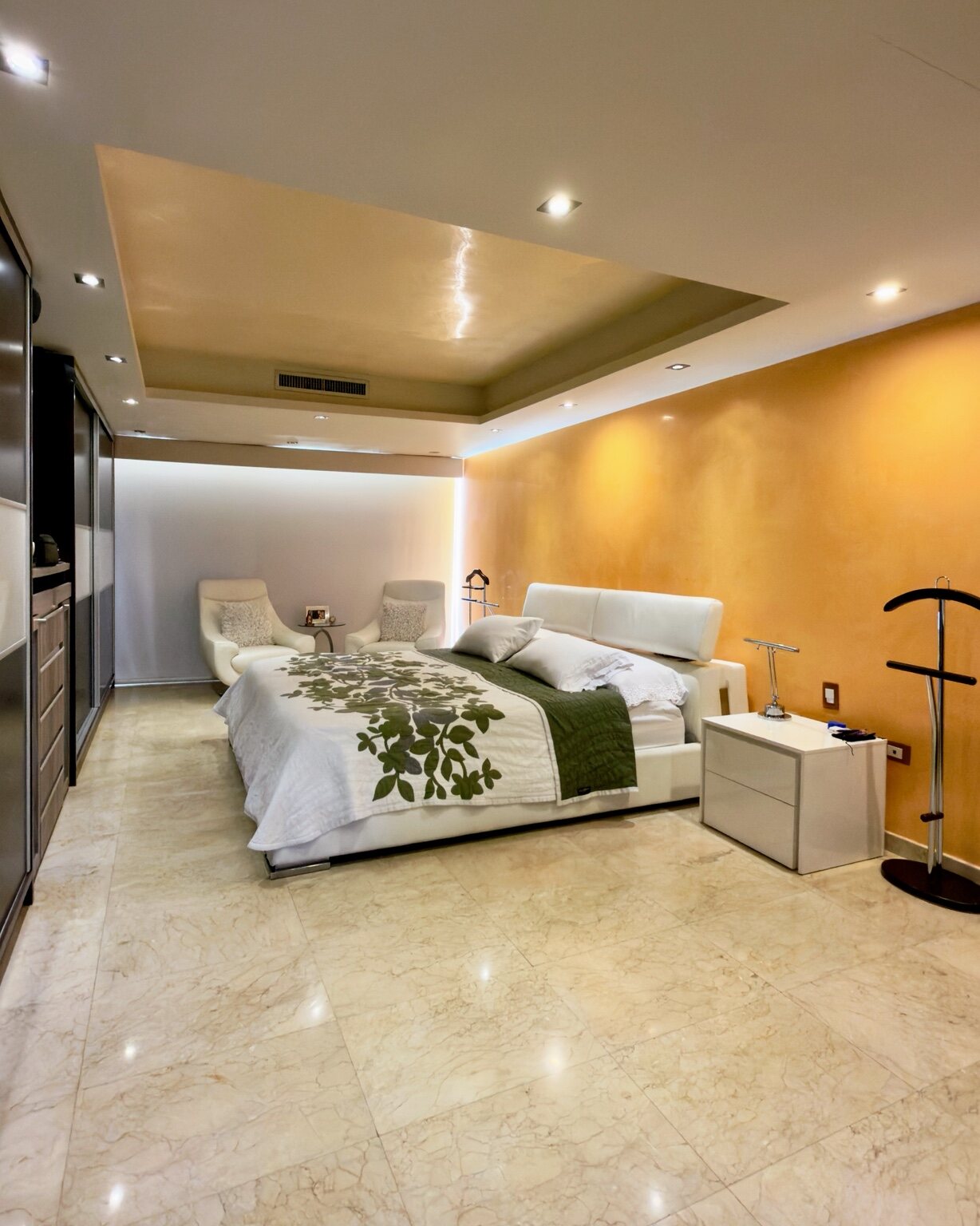 Amplia habitación principal amoblada