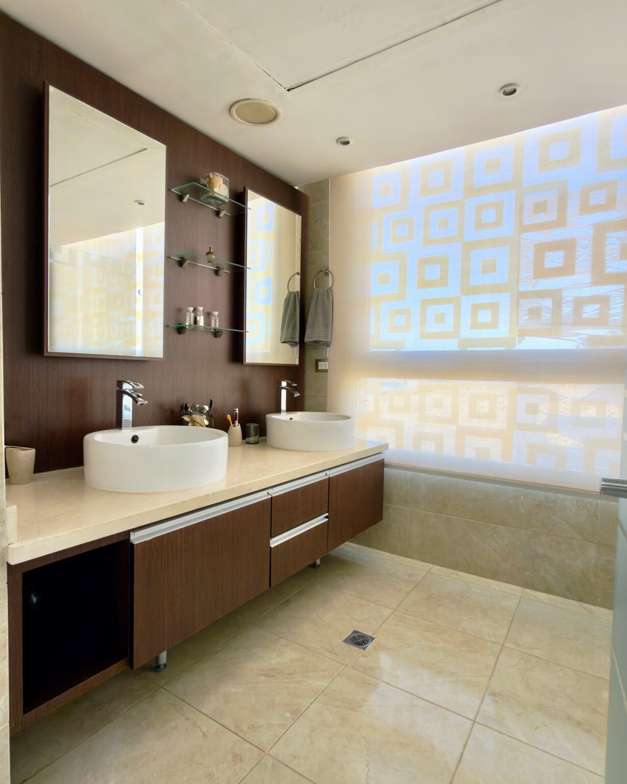 Baño principal con doble lavamanos