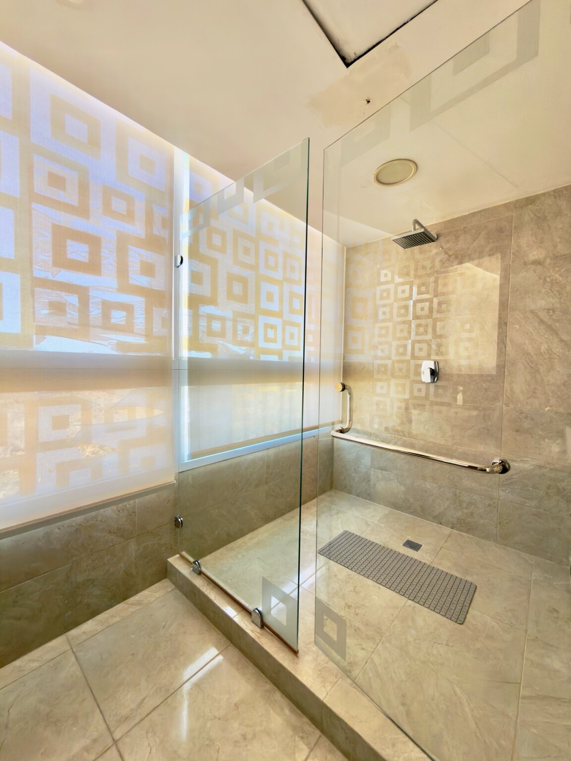 Amplia ducha de vidrio en el baño principal