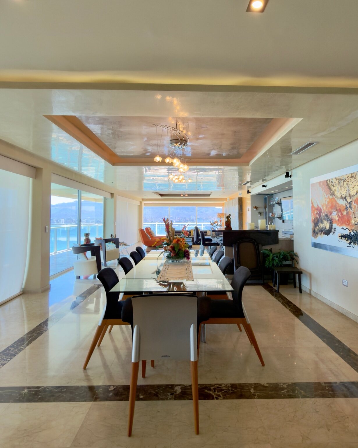 Sala y comedor integrados con vista al mar