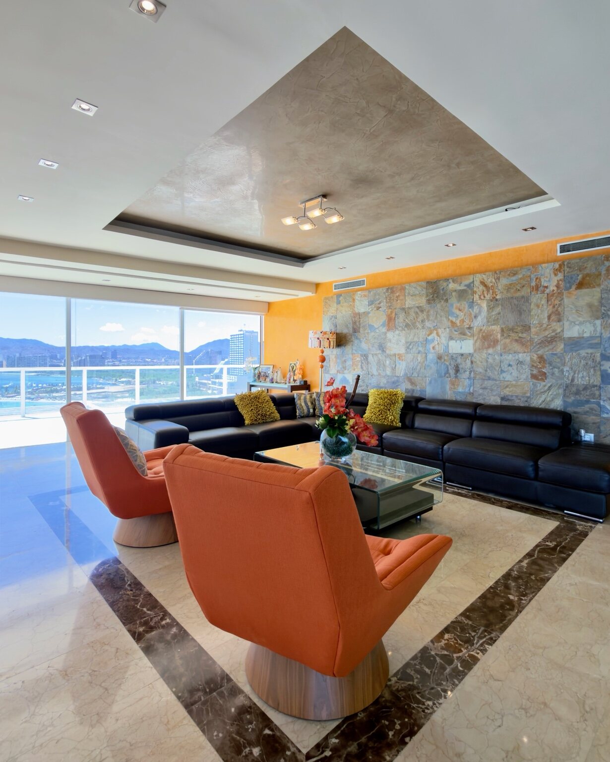 Sala principal con mobiliario contemporáneo
