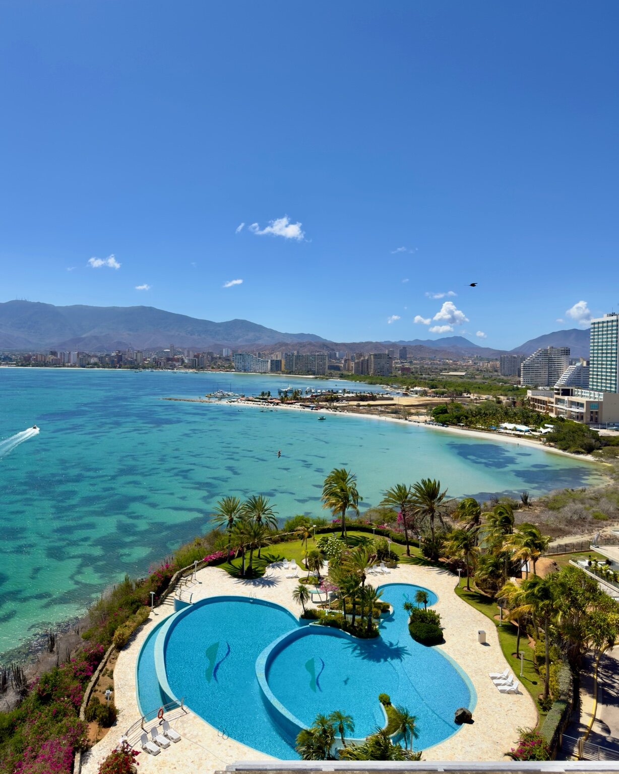 Vista panorámica al mar y piscina desde el Pent House
